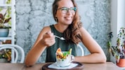 Ausgewogene, abwechslungsreiche Ernährung mit viel Obst und Gemüse beugen einem Nährstoffmangel vor. (Bild: stock.adobe.com null)