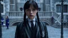 Jenna Ortega in ihrer Kultrolle als „Wednesday“ (Bild: © 2025 Netflix, Inc.)