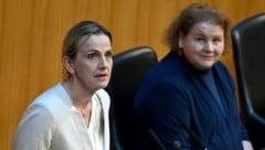 Dagmar Belakowitsch (FPÖ, links im Bild) kritisierte die Wiener Sozialhilfe, die zuständige Ministerin Korinna Schumann (rechts) konterte. (Bild: APA/ROLAND SCHLAGER)