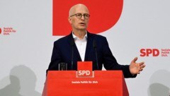 Hamburgs Bürgermeister Peter Tschentscher (Bild: AFP/John MacDougall)