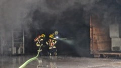 13 Feuerwehren kämpfen im Waldviertel gegen Brand in Entsorgungsbetrieb. (Bild: DOKU-NÖ)