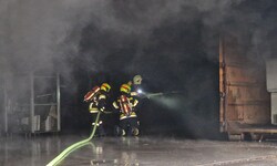 13 Feuerwehren kämpfen im Waldviertel gegen Brand in Entsorgungsbetrieb.