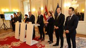 Alle Regierer samt Klubobleuten traten vor die Kameras