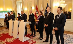 Alle Regierer samt Klubobleuten traten vor die Kameras