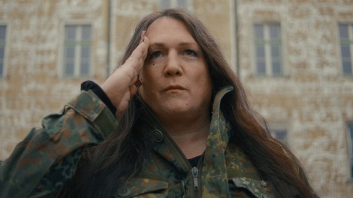 Monika Donner ist eine transsexuelle Elite-Soldatin.