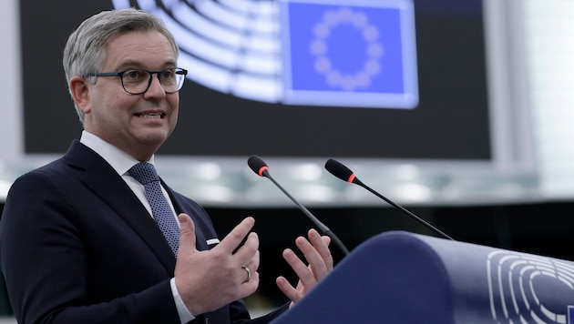 EU-Migrationskommissar Magnus Brunner in Straßburg (Bild: EPA/RONALD WITTEK)