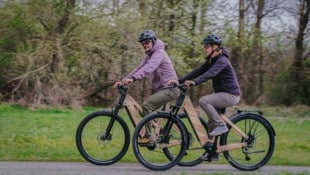 MyEsel-Testfahrt im steirischen Murtal. Im Vergleich zu den anderen Modellen wirkt der Holzrahmen aus Kernesche bei den Rädern mit Mittelmotor massiver und beherbergt nun im Unterrohr auch einen vollintegrierten Akku. (Bild: Wallner Hannes)
