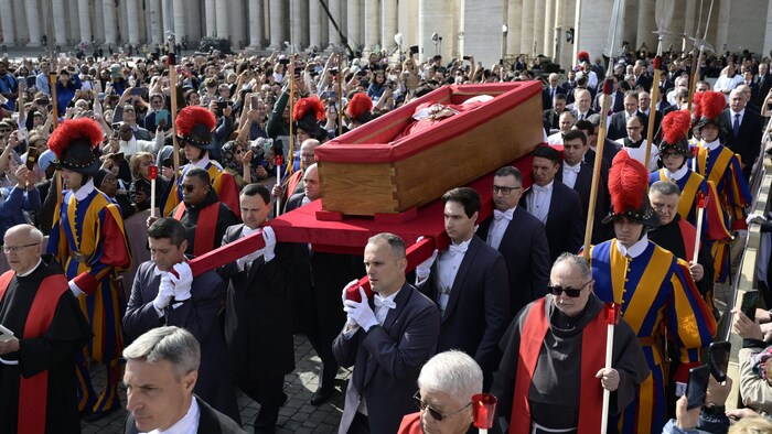 Papst Franziskus ist am Ostermontag, dem 21. April 2025, im Alter von 88 Jahren verstorben. 