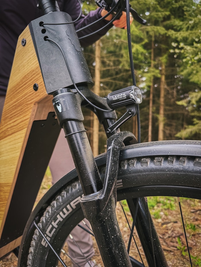 Das M-SUV wird komplett mit Lichtanlage ausgeliefert – das M-Cross gibt es als Variante mit oder ...