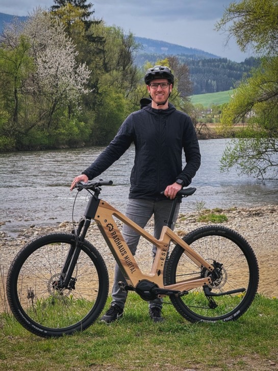 So traf die „Radkrone“ den Knittelfelder Radhändler Gregor Wöhry: Mit einem neuen MyEsel am Murufer. 