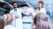 Die beiden Chemiker Thomas und Martina führen ihren Beruf vor.