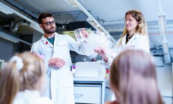 Die beiden Chemiker Thomas und Martina führen ihren Beruf vor.