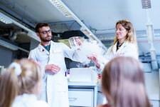 Die beiden Chemiker Thomas und Martina führen ihren Beruf vor.