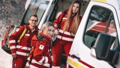 Schwerarbeit? Der Arbeitsalltag der heimischen Sanitäter bedeutet Stress pur. (Bild: Woelfchen)