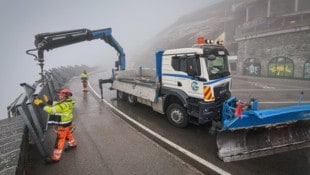 Mit dem Schneepflug werden die Geländer bei der Kaiser-Franz-Josefs-Höhe wieder aufgestellt.  (Bild: Wallner Hannes)