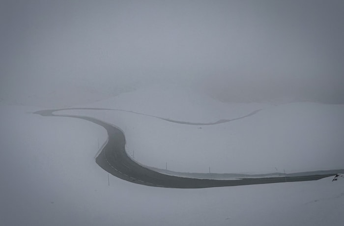 Nebel erschwert die Sicht. Im Hochgebirge rund ums Hochtor ist die Schneedecke noch geschlossen.