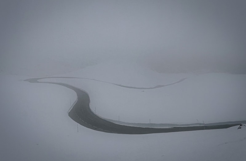 Nebel erschwert die Sicht. Im Hochgebirge rund ums Hochtor ist die Schneedecke noch geschlossen. (Bild: Wallner Hannes)