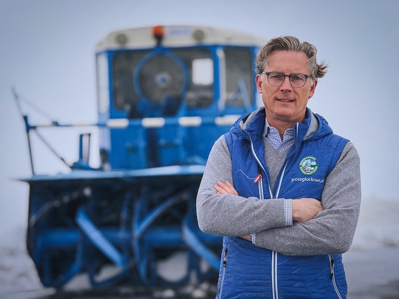 Dr. Johannes Hörl, Vorstand und Generaldirektor der Grohag – im Hintergrund einer der vier 70 Jahre alten Rotationspflüge System Wallack mit drei 150 PS-Motoren. , (Bild: Wallner Hannes)