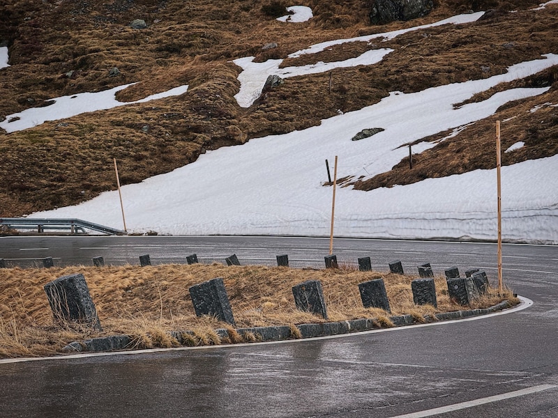 Rund 15.000 dieser Granit-Wallack-Randsteine stehen entlang der Glocknerstraße.   (Bild: Wallner Hannes)