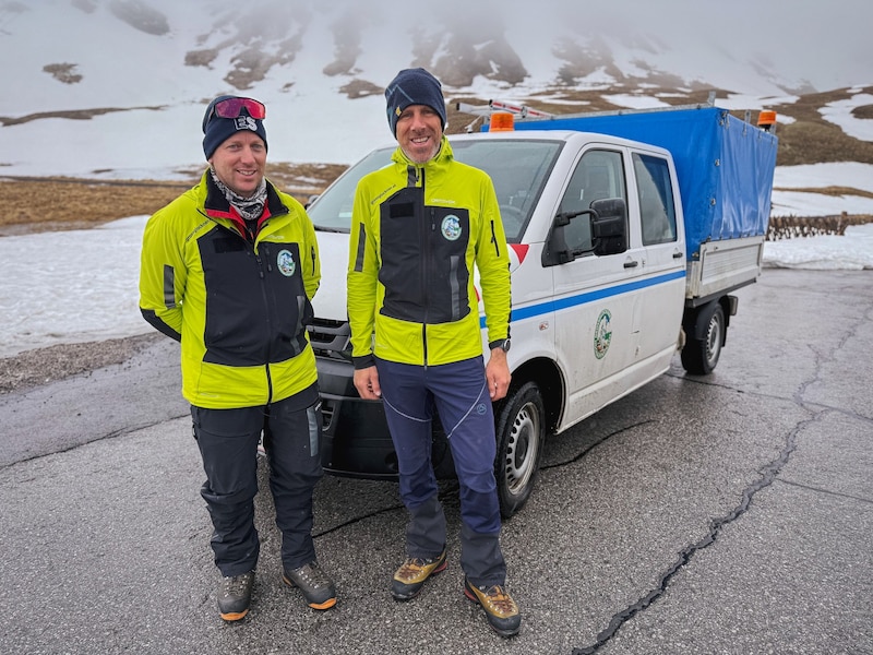 Bergführer Stefan Rieger (im Bild rechts.) mit Kollegen Michael Rieger auf dem Weg, um im Hochgebirge die Lawinengefahr zu beurteilen. (Bild: Wallner Hannes)