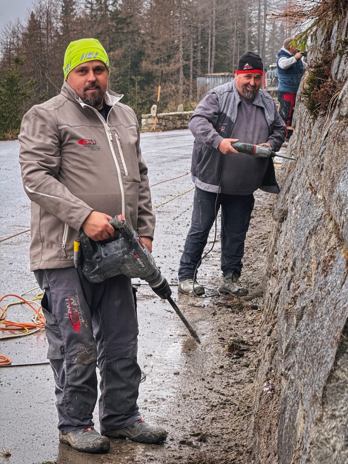 Werner und Walter Stark beim Sanieren einer der vielen Stützmauern.