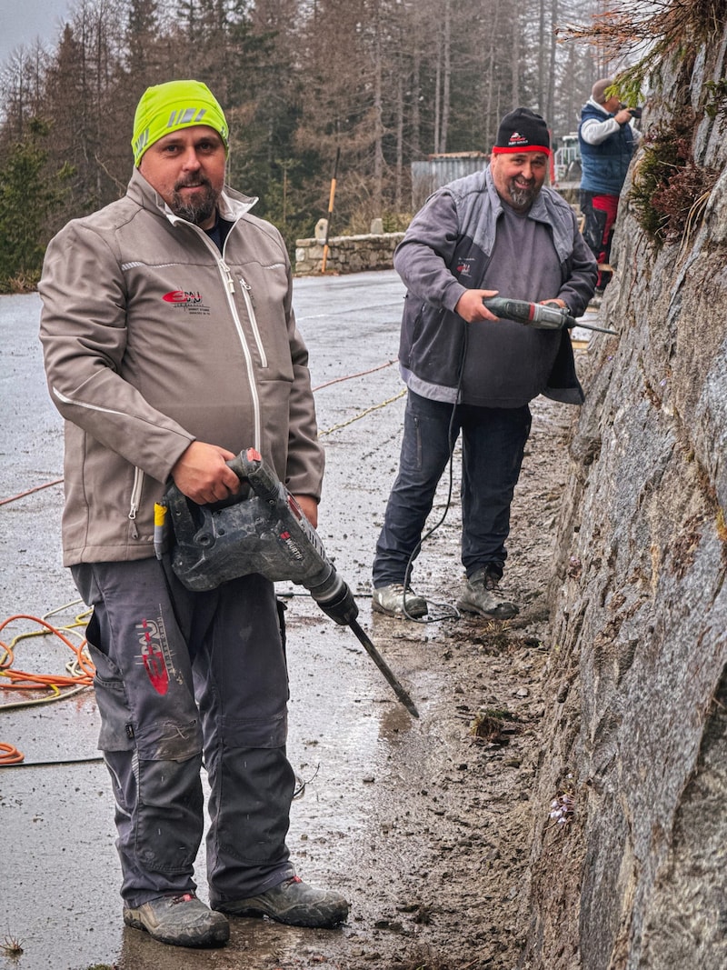 Werner und Walter Stark beim Sanieren einer der vielen Stützmauern. (Bild: Wallner Hannes)
