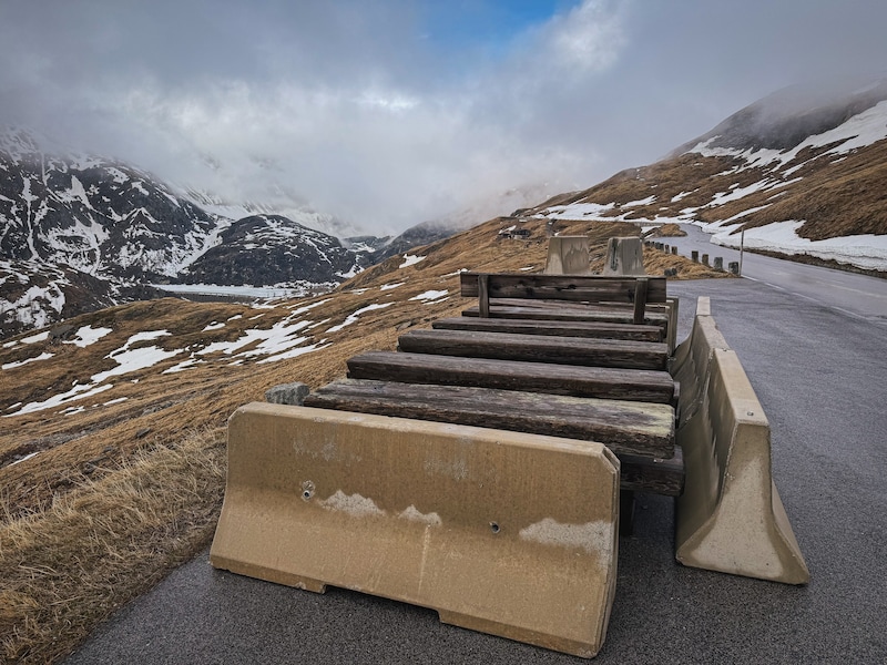 Im Bereichen, wo die Lawinengefahr nicht so groß ist, können die Tische und Rastplätze im Freien überwintern – jedoch nicht ohne zusätzlichen Schutz, wie hier mit Betonabsperrungen.  (Bild: Wallner Hannes)