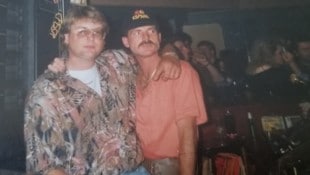 Rayban-Brille, cooles Hemd. Matthias Achs in den 90ern in der Tschako in Mönchhof.  (Bild: Tschako Revival/ privat)