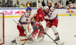 Tyler Lewington (re.) bleibt bei den Bulls.