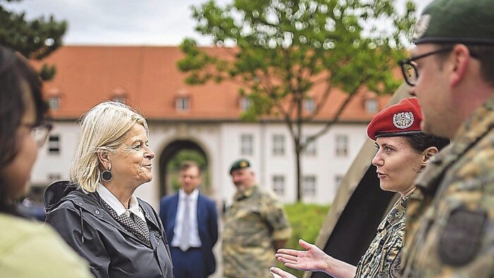Ministerin Tanner in der Maria-Theresien-Kaserne.
