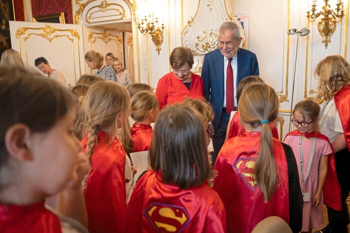 Und ein „Supergirl-Treff“ beim Präsidenten und seiner Frau.