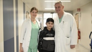 Dr. Sprinzl und Dr. Claudia Hübl mit dem kleinen Schützling, (Bild: Imre Antal)