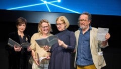 Katharina Stemberger, Sabine Köszegi (UNESCO-Fachbeirat für Ethik der KI), Mikl- Leitner und Musiker Jimmy Schlager mit der Deklaration. (Bild: Franz Gleiß)