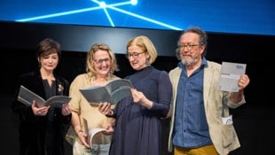Katharina Stemberger, Sabine Köszegi (UNESCO-Fachbeirat für Ethik der KI), Mikl- Leitner und Musiker Jimmy Schlager mit der Deklaration. (Bild: Franz Gleiß)