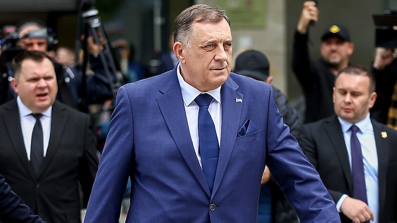 Gegen den Präsidenten der Republika Srpska, Milorad Dodik, liegt ein Haftbefehl vor. (Bild: AP/Armin Durgut)