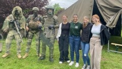 Die jungen Frauen probieren schwere Militärausrüstung. (Bild: Elena Überbacher)