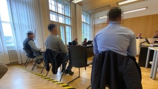 Zwei Burschen wandern hinter Gitter, der Dritte im Bunde fasste eine bedingte Haftstrafe aus. ...