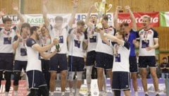 Die Spieler genossen die Champagner-Dusche mit dem Meisterpokal. (Bild: APA/ERWIN SCHERIAU)