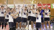 Die Spieler genossen die Champagner-Dusche mit dem Meisterpokal.