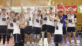 Die Spieler genossen die Champagner-Dusche mit dem Meisterpokal. (Bild: APA/ERWIN SCHERIAU)