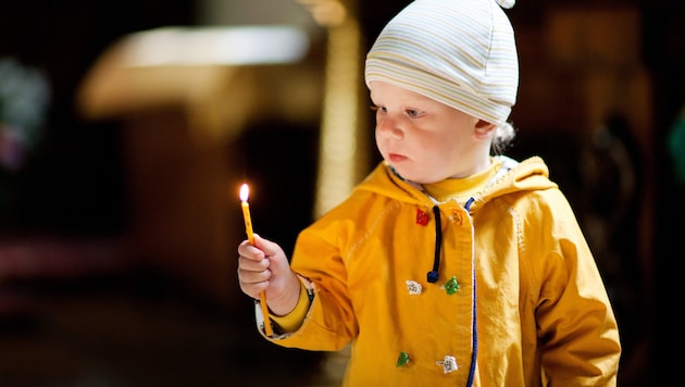 Kirche bzw. Glaube ist in unserem Alltag eng mit Brauchtum und Ritualen verbunden. Kinder bekommen das bereits früh mit.  (Bild: vsurkov - stock.adobe.com)
