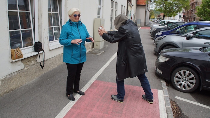 Elisabeth U. (li.) wurde vom Sprayer attackiert. (Szene nachgestellt)