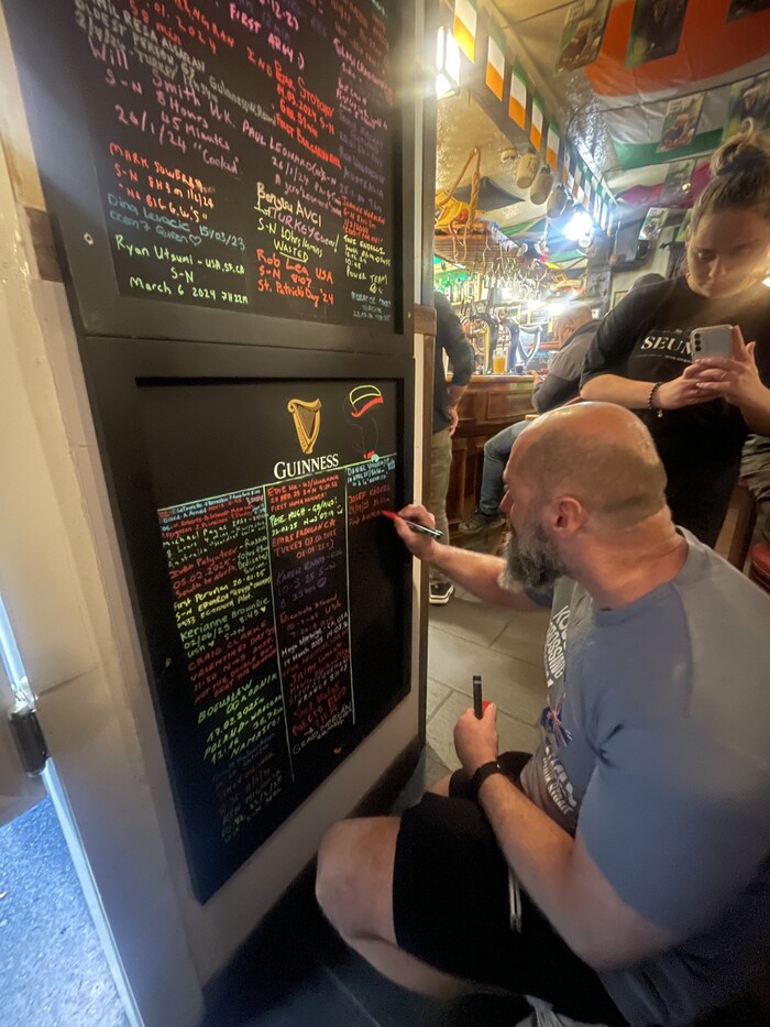 Im Pub durfte sich Köberl auf der Wand der erfolgreichen Kanalschwimmer verewigen.