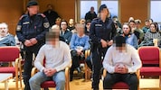 Bei der Verhandlung in Linz saß die 37-Jährige (verpixelt) hinter ihrem Sohn. Auch jetzt steht ...