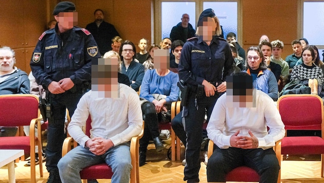 Bei der Verhandlung in Linz saß die 37-Jährige (verpixelt) hinter ihrem Sohn. Auch jetzt steht ...