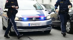 Beim „Airpoirtcenter Wals“ nahm die Polizei einem 20-Jährigen Fürhrerschein und Kennzeichentafeln ab.  (Bild: APA/EVA MANHART)