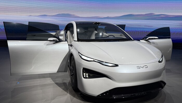 BYD-Konzept mit gegenseitig angeschlagenen Türen: die Limousine Ocean S