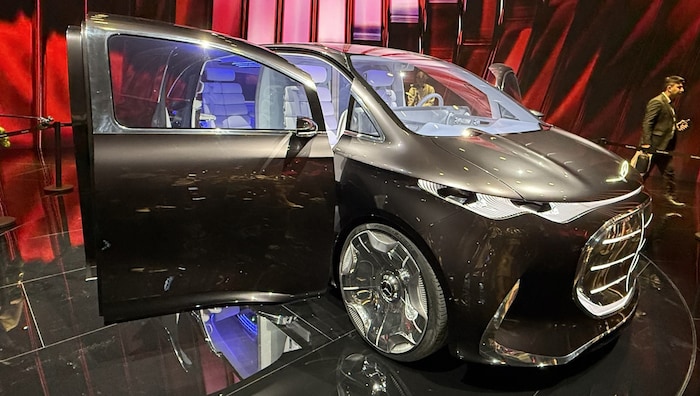 Vision V heißt eine von Mercedes als Konzept vorgestellte VIP-Lounge auf Rädern.