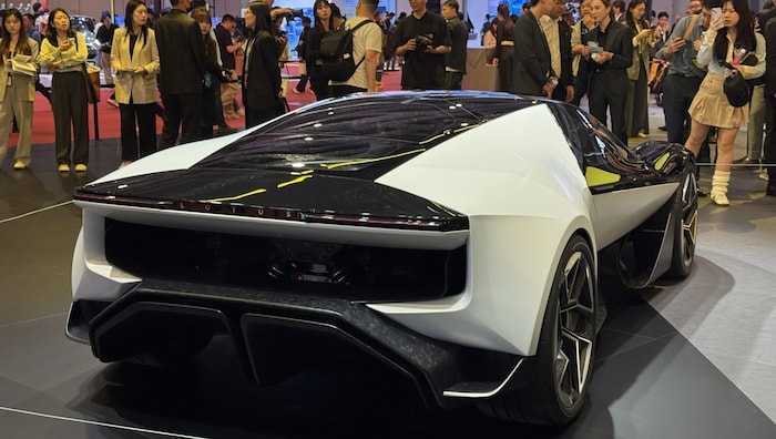 Während Lotus in Europa mit Absatzproblemen kämpft, lässt die Geely-Tochter in Shanghai die Muskeln spielen.