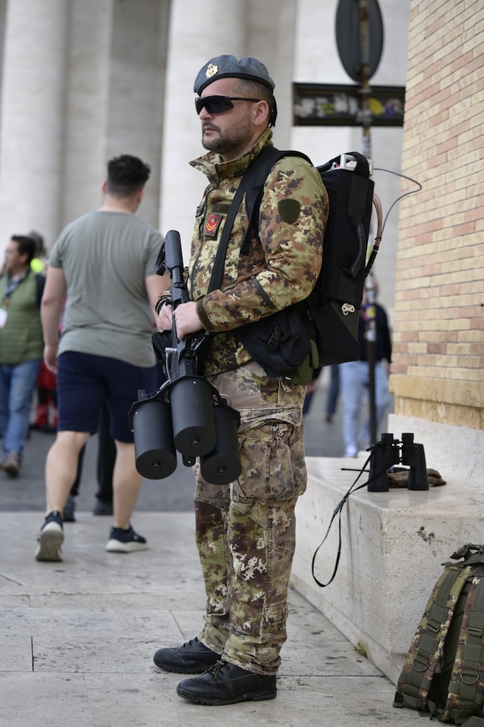 Der Soldat mit der Drohnenabwehr-Kanone ist betont italo-cool: „Aus Österreich seid ihr? So was habt ihr nicht, oder?“
